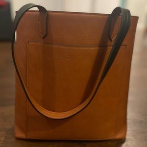 NWOT Tan zip close shoulder handbag.